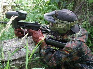 적절한 충격 방지용 눈 보호 장비를 착용한 페인트볼 선수