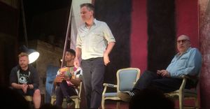 크리스토퍼 오럼, 알프레드 이녹, 마이클 그랜데이지, 알프레드 몰리나가 2018년 윈덤 극장에서 열린 레드 세트장에 있는 모습