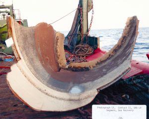 수색 회수반에 의해 인양된 좌측 SRB의 일부