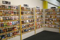 비디오 대여점에 전시된 영화 상자