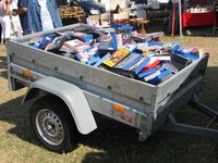 2000년대 중반까지, 가정용 비디오 구매자들은 비디오테이프에서 멀어져 갔고, 점점 더 DVD를 선호하게 되었다. 사진은 2004년 중고품 시장에서 판매되는 중고 비디오테이프 영화 카트이다.