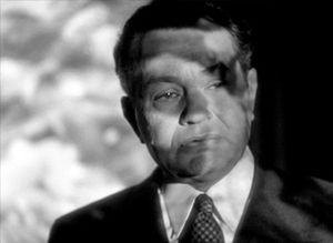 윌슨(에드워드 G. 로빈슨)이 이방인에서 홀로코스트 영상의 투사된 이미지 속으로 들어간다.