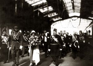 알베르 1세 (왼쪽)와 그의 아내, 그리고 푸아드 1세, 1930년