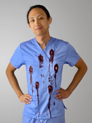 총상 효과 연출 장면. 배우는 가짜 피 주머니와 스퀴브가 장착된 의상을 입고 있다.