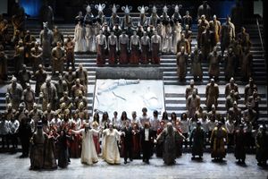 볼로냐 시립 극장에서 상연된 로베르토 데 시모네 감독의 투란도트에서의 커튼콜. 2012년 1월