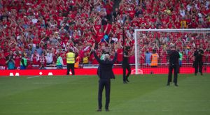 아르센 벵거는 아스날 FC 감독으로서 마지막 홈 경기 종료 후 경기장에 있었다.