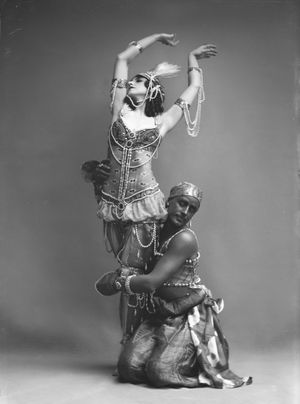 미하일 포킨과 베라 포키나가 러시아 발레단의 세헤라자데 공연을 하는 모습