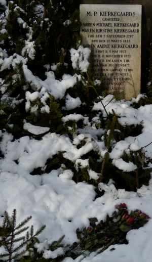 묘비의 상세한 모습