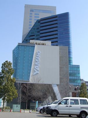 코우가미 재단 사옥의 모델이 된 도쿄도 시부야구 소재 야마노 미용 전문 학교