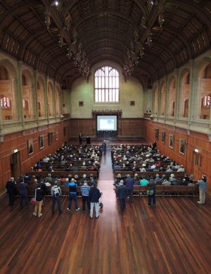 이것은 졸업식 및 기타 행사를 위한 장소인 보니톤 홀 내부의 사진으로, 핵 에너지에 대한 공개 포럼이 열리고 있다.