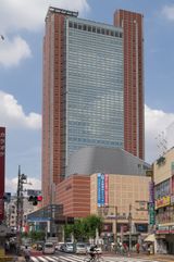 산겐자야 교차로의 세타가야 거리와 캐럿 타워