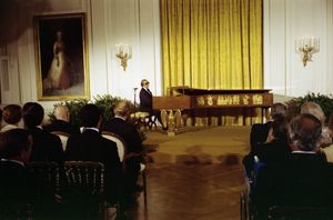 조지 시어링이 1976년 8월 3일 핀란드 대통령 우르호 케코넨과 제럴드 포드 대통령을 위해 공연하는 모습