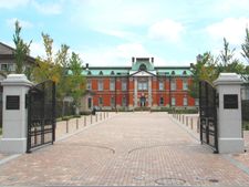 후시미에 있는 일본 제국 육군 제16사단의 옛 본부. 현재는 교토 세이보 학원 고등학교로 운영되고 있으며, 우사기야마 고등학교의 모델로 사용되었다.