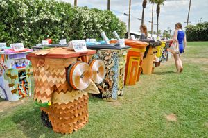 코첼라는 미국 전역의 예술가들이 디자인한 재활용 쓰레기통을 설치하는 Global Inheritance의 TRASHed :: Art of Recycling 캠페인을 진행한다.