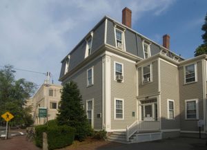 퍼스의 생가. 현재 레슬리 대학교의 예술 및 사회 과학 대학원 건물