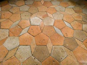 18세기 초반에 정오각형과 길쭉한 마름모로 만든 펜로즈 타일링이 아닌 테셀레이션이다. 체코 공화국의 즈댜르 나트 사자보우에 있는 성 얀 네포쿠츠기 순례 교회에 있다.