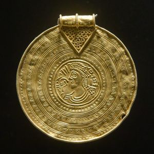 오버 호른백(Over Hornbæk)의 보물에서 나온 금 브락테아테. 덴마크 중부 유틀란트(Jutland) 출토. 서기 450년경에서 600년경 사이