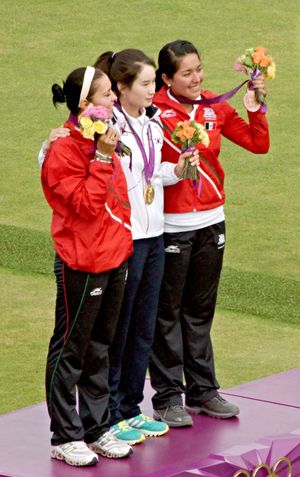 2012년 하계 올림픽 여자 개인전 시상식에 참석한 로만(왼쪽), 기보배(가운데), 마리아나 아비티아(오른쪽)