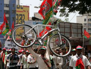 뭄바이에서 사마지와디당 지지자가 사회주의 정당의 깃발에 등장하는 상징인 자전거를 들고 있다.