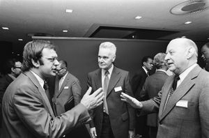 헤이그에서 열린 경제 심포지엄에서 얀 프로크, 틴베르헌, 드 세인스 (1975년 5월 23일)