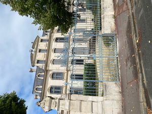 모네는 모네 코냑 부지 내에 있는 저택에서 유년기를 보냈으며, 2018년 호텔로 개조되었다