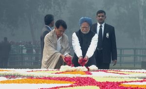 2006년 12월 23일 델리의 키산 가트에서 전 총리 고(故) 차우드리 차란 싱의 104번째 생일을 맞아 차란 싱에게 헌화하는 만모한 싱 총리