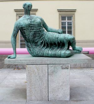 무어의 청동 조각상 Draped Reclining Woman 1957–58 ("Die Liegende") in 슈투트가르트, 초기 누워있는 조각상의 전형적인 모습