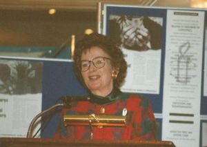 1996년 2월 앰네스티 인터내셔널 아일랜드 컨퍼런스에서 로빈슨