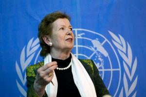 유엔 특별 교섭인 시절의 로빈슨 (2013년 고마)