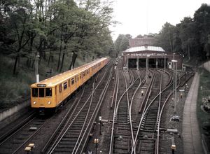 1987년, 크루메 란케 차량기지를 지나가는 왕복 운행 열차(A3L, 장식띠가 부착된 A3L, A3)와 표지판.