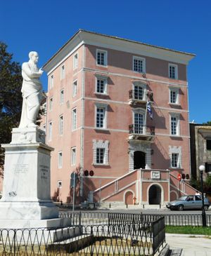 레오니다스 드로시스의 작품인 이오안니스 카포디스트리아스 동상과 그 배경에 있는 이오니아 아카데미.