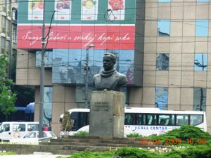 2009년 베오그라드 시내 슬라비야 광장(동상 뒤에 당시 Jat 항공의 공항 연락 버스가 정차)