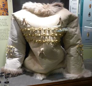 그라베트 문화의 옷과 뼈 장신구 복원 모습.