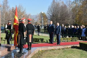 보이코 보리소프 불가리아 총리와 자에프가 스트루미차에 있는 보리스 트라즈코프스키 전 마케도니아 공화국 대통령의 기념비 앞에서 헌화하고 있다.