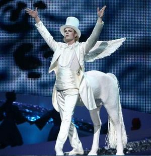 알렉산다르 요시포비치가 두 번째 준결승전 개막식에 출연했다.