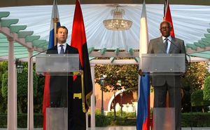 2009년 앙골라 국빈 방문 중인 드미트리 메드베데프 러시아 대통령과 함께 있는 두스 산투스