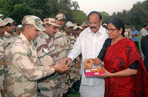 2017년 10월 18일 뉴델리에서 디왈리를 기념하여 인도 티베트 국경 경찰의 자완에게 과자를 나눠주는 벤카이아 나이두 부통령과 우샤 나이두 여사