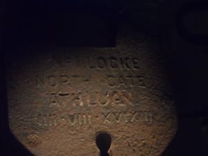 아일랜드 애슬론의 자물쇠. 1613년을 MDCXIII 대신 XVIXIII ("16, 13")로 표기했다.