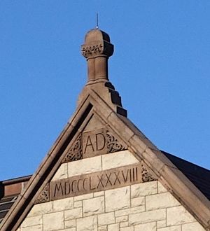 캠브리지 공립 도서관 (미국 매사추세츠)의 건설 연도인 1888년이 정면 외관에 "표준" 로마 숫자로 표시되어 있다.