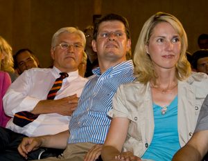 랄프 슈테그너}}(오른쪽)와 함께 있다.