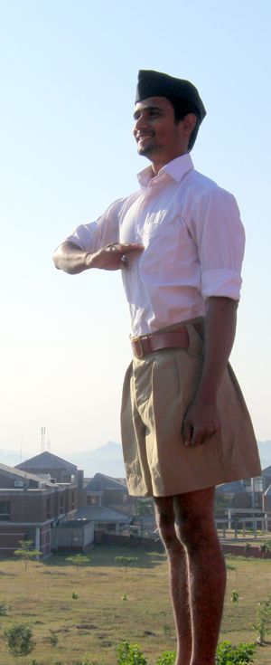 2016년까지 사용된 제복 반바지를 입고 맹세하는 자원 봉사자