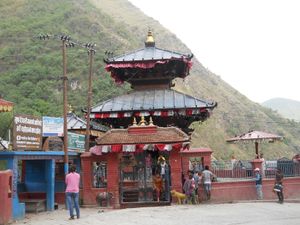 수파 데우랄리 사원 아르가칸치에 위치