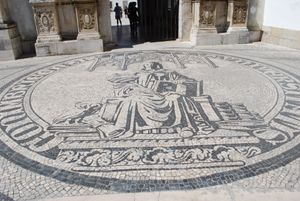 대학교 정문 앞 대학교 문장의 모자이크.