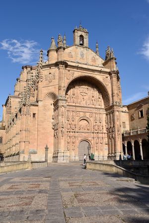Plateresque 양식의 살라망카 산 에스테반 수도원. 1524년부터 1610년에 걸쳐 건축되었다.