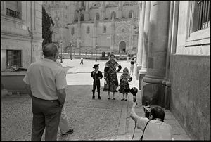 1984년 신대성당 입구에서 포즈를 취한 살라망카 가족.