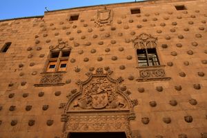 고딕 양식의 Casa de las Conchas (조개 집) (1493-1517)의 정면