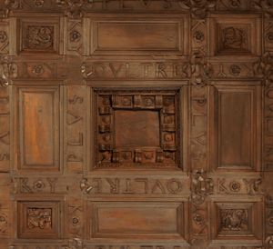 그라나다의 카를 5세 궁전 천장에 있는 모토인 'PLUS OUTRE(플루스 울트라, 보다 더 멀리 나아가자)'. 카를 5세 때부터 사용하던 스페인의 대표적인 문구이다.