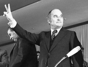 쾰른에서 열린 기민련 선거 유세에서 승리 포즈를 취하는 바르젤