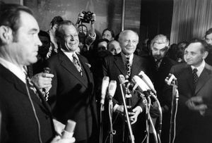 선거의 밤: 브란트와 셸이 밤 10시 20분에 승리를 선언하고 있다.