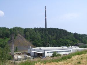 전경에 Feinhütte Halsbrücke가 있는 "Hohe Esse"의 슬래그 힙